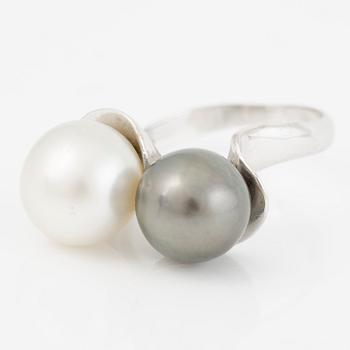 Ring 18K guld med odlade pärlor.