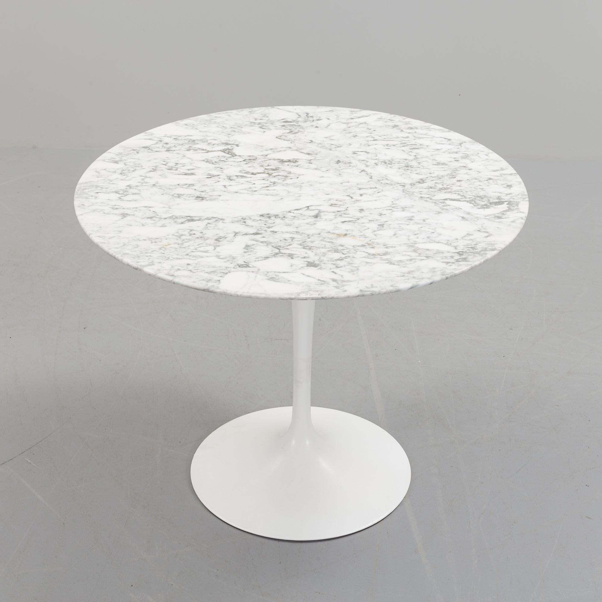A "Tulip" table and four chairs by Eero Saarinen for Knoll International.