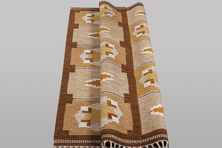 Ingegerd silow, a flat weave carpet, signed IS, ca 228 x 167 cm.