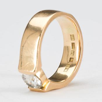 RING, 18 k guld med briljantslipad diamant ca 0,65 ct. Vikt ca 8 g.