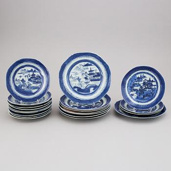 A set of 20 blue and white plates, Qing dynasty, 19th Century.