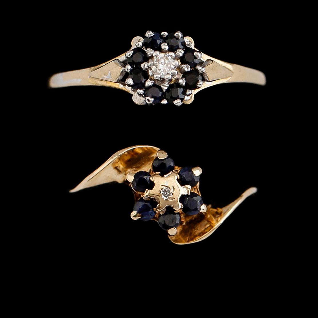 RINGAR, 2 st, 9 k guld med diamanter samt blå stenar. Total vikt ca 3 gram.