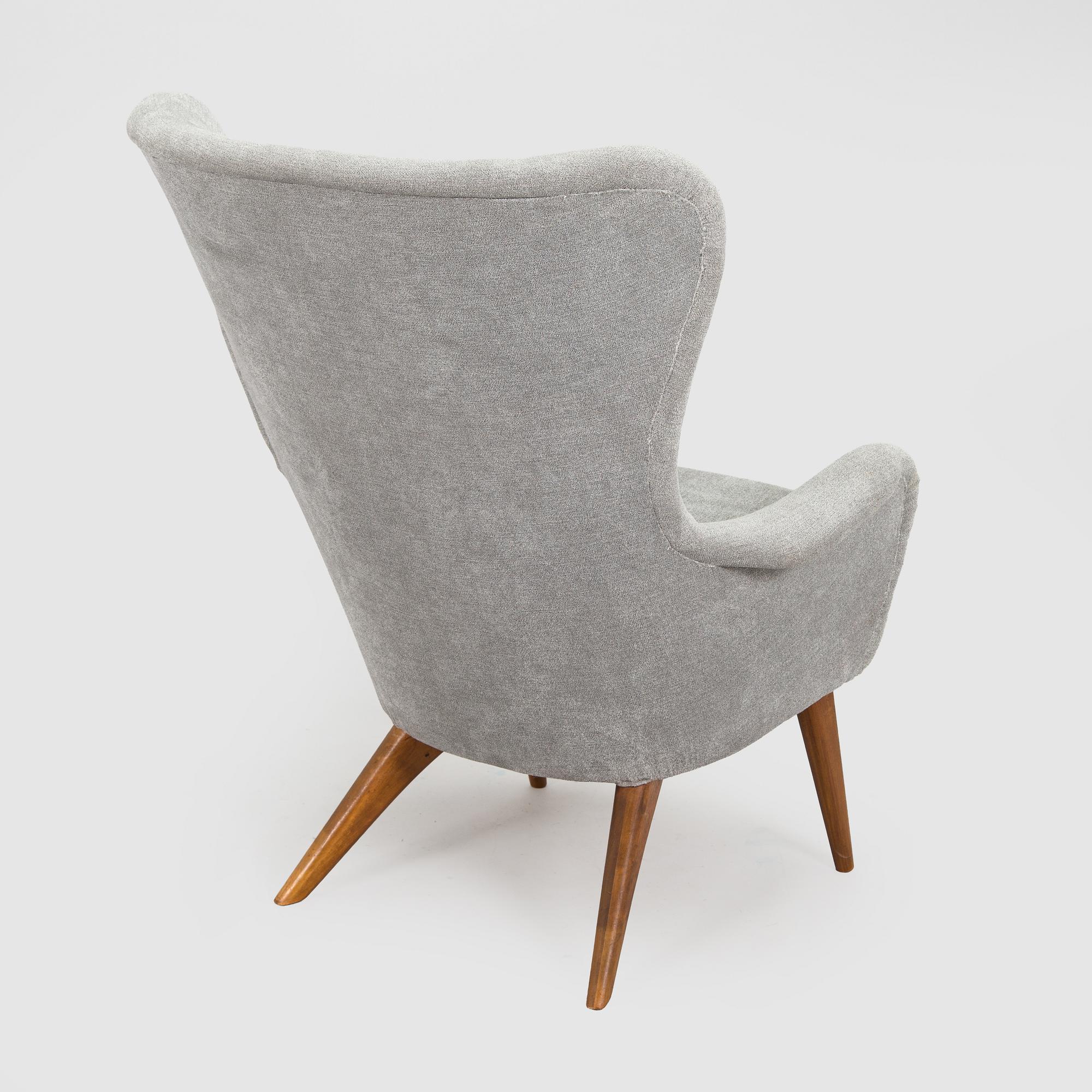 A mid-20th century armchair.