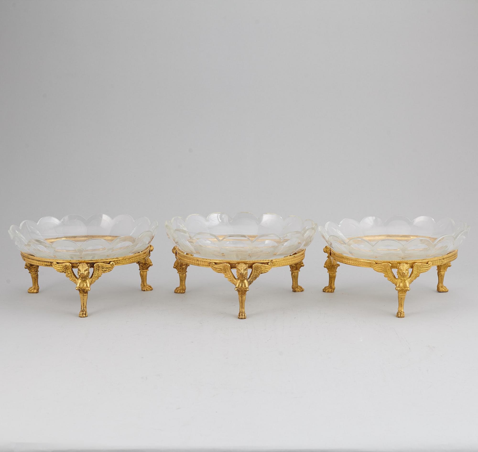 UPPSATSSKÅLAR tre stycken, 1800-talets andra hälft, empirestil.