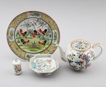 SAMLING KINESISKT PORSLIN, 4 delar, 1800-/1900-tal.
