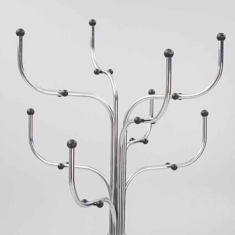 Sidse Werner, tamburmajor, "Coat Tree", Fritz Hansen, Danmark.