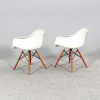 Charles and Ray Eames, karmstolar, ett par "Eames plastic chair - DAW" för Vitra, samtida.