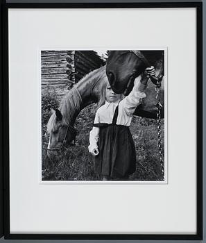 Ismo Hölttö, "MUSTALAISTYTTÖ JA HEVOSET".