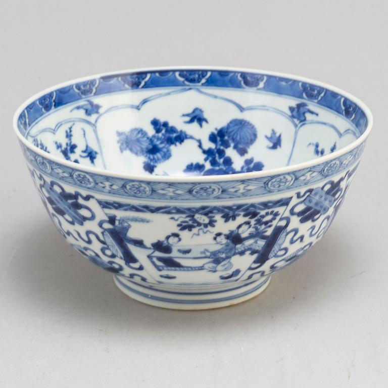 A blue and white bowl, Qing dynasty, Qianlong, Kangxi (1662-1722).