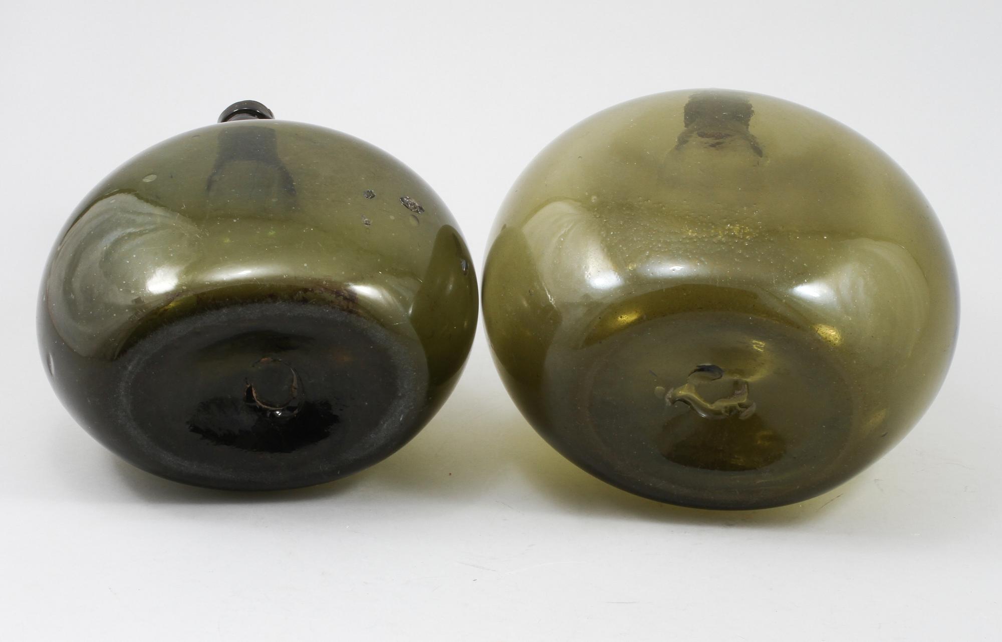 FLASKOR, 2 st, glas, 1700-/1800-tal.