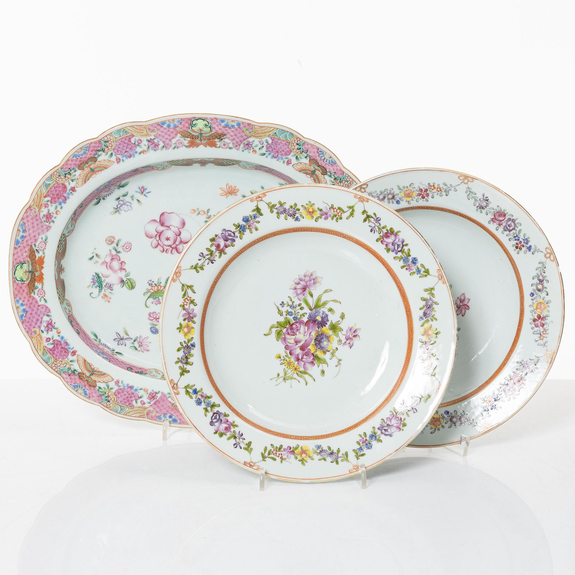 A Chinese famille rose porcelain oval dish and a pair of plates, Qing dynasty, Qianlong (1736-95).