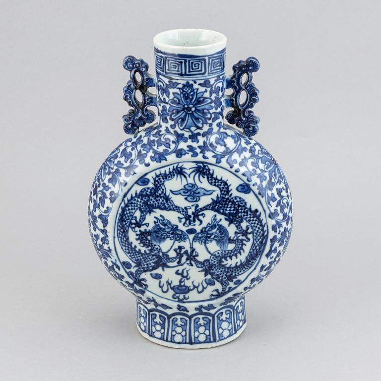 A blue and white porcelain moon flask, second half of the 19th century.