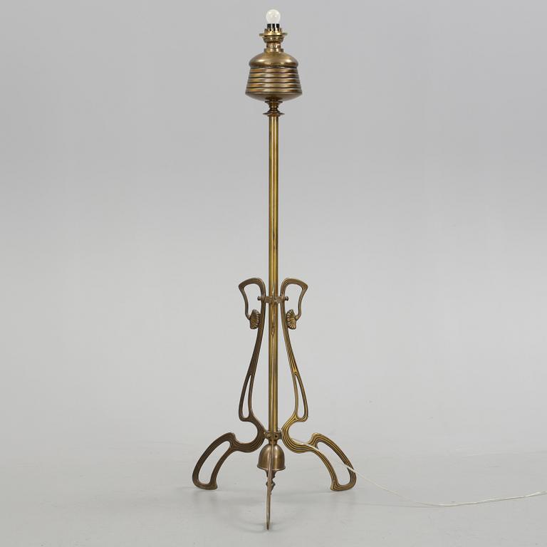 GOLVLAMPA, mässing, jugend, 1900-talets första hälft.