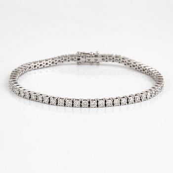 Brilliant-cut diamond tennis bracelet.