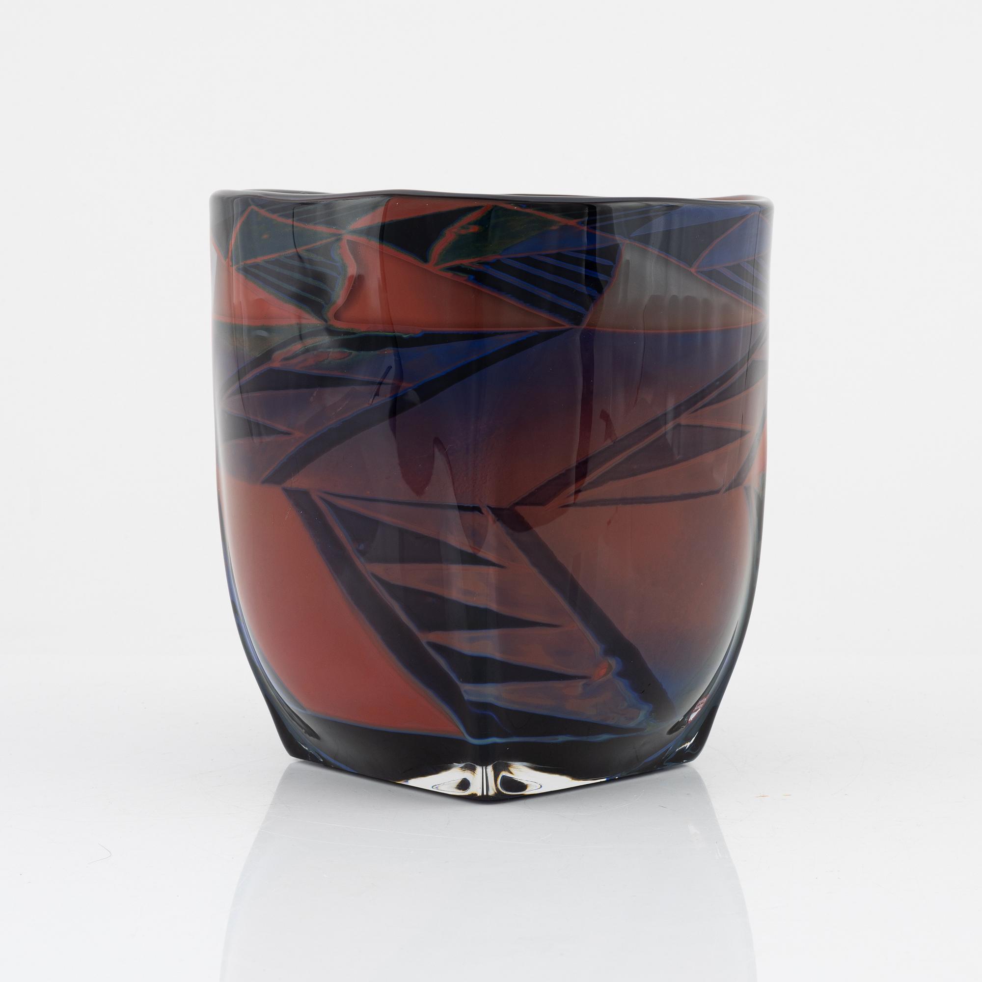 Eva Englund, vas, graal, "Poncho", Orrefors Gallery, 33/40, 1990.