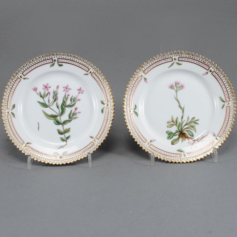 ASSIETTER, 2 stycken, porslin, "Flora Danica", 20 3552, Royal Copenhagen, 1900-talets andra hälft.