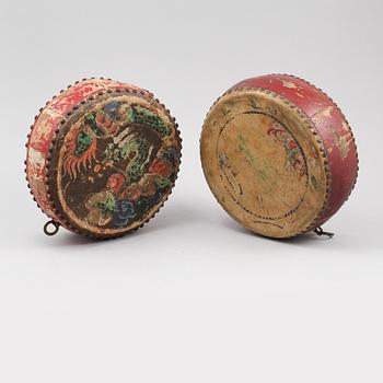 TRUMMOR, 2 st, trä och läder, 1900-tal.