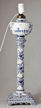 BORDSLAMPA. Fajans. Trol. Holland. 1900-talets början.