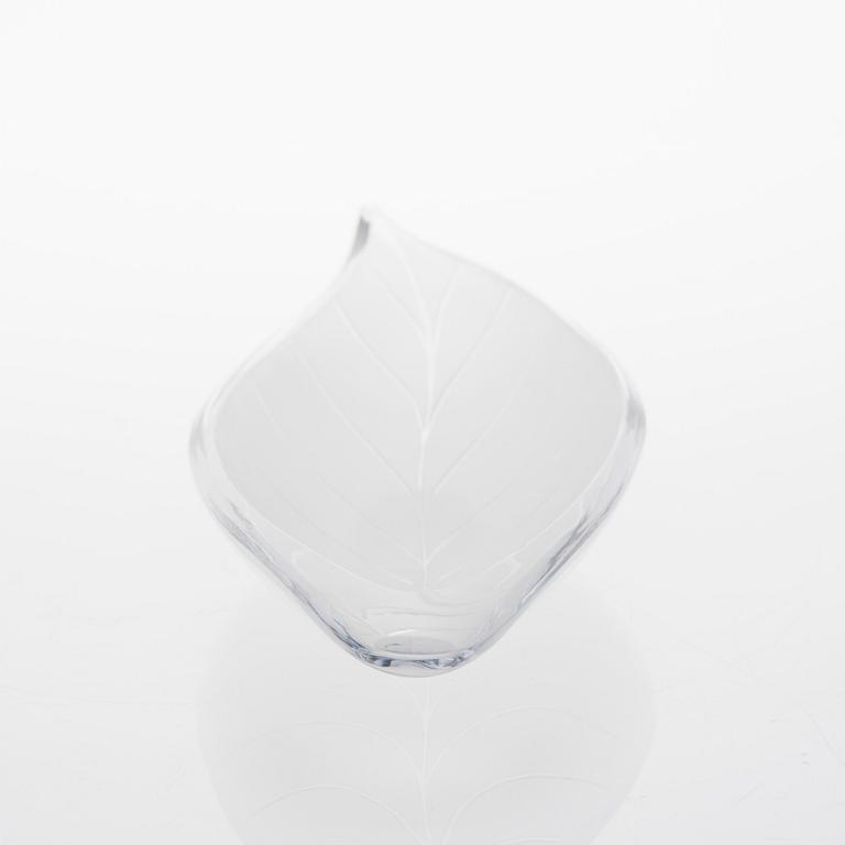 AIMO OKKOLIN, DISH. Leaf. Signed Aimo Okkolin, Riihimäen Lasi Oy. C. 1960.