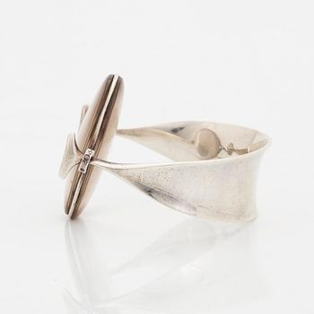 Vivianna Torun Bülow-Hübe, armring, Georg Jensen Köpenhamn, 1945-77, sterling silver med rutilkvarts, designnr 205.