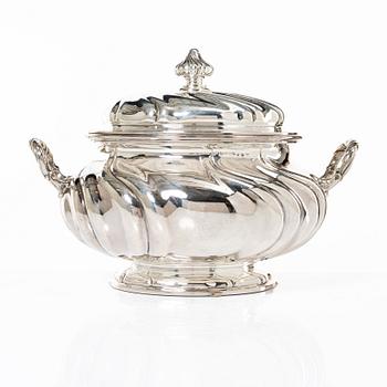 C.G. Hallberg, Terrin med lock, silver, rokokostil, Stockholm 1910.