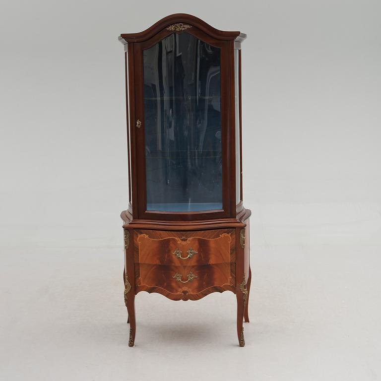 VITRINSKÅP, rokokostil, 1900-talets andra hälft.