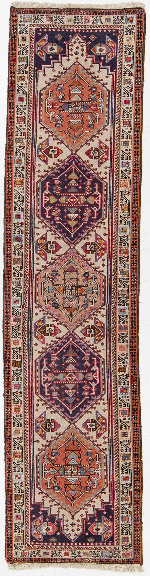 A runner carpet, Sarab, approx. 302 x 76 cm.