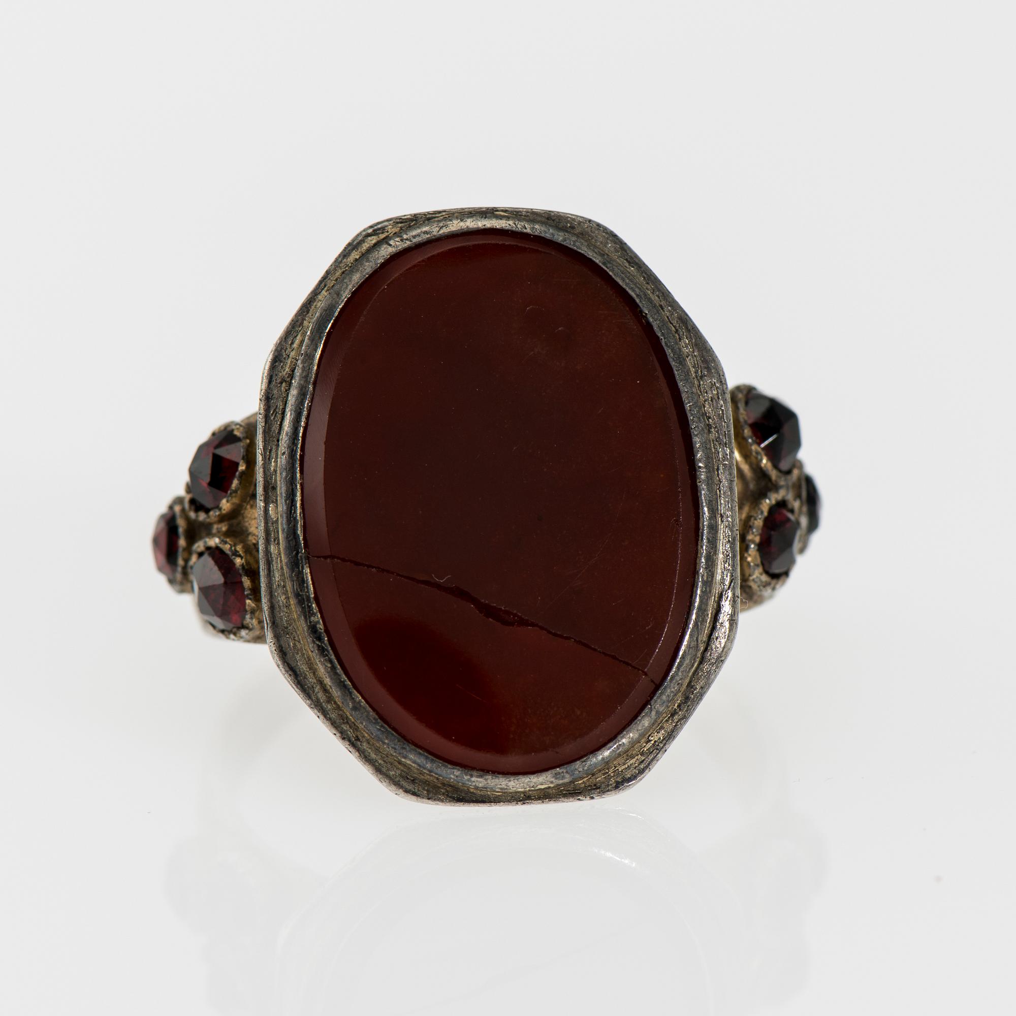 RING, förgyllt silver, karneol, granatimitationer. Fredrik Tiander, Lovisa 1864. Vikt ca 7,0 g.