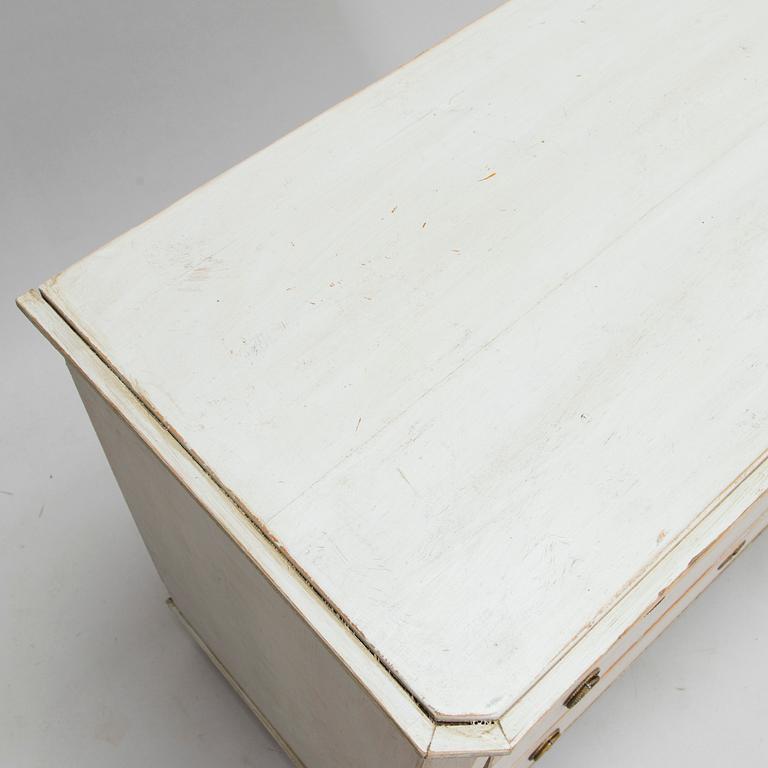 A 19th-century  chest of drawers.