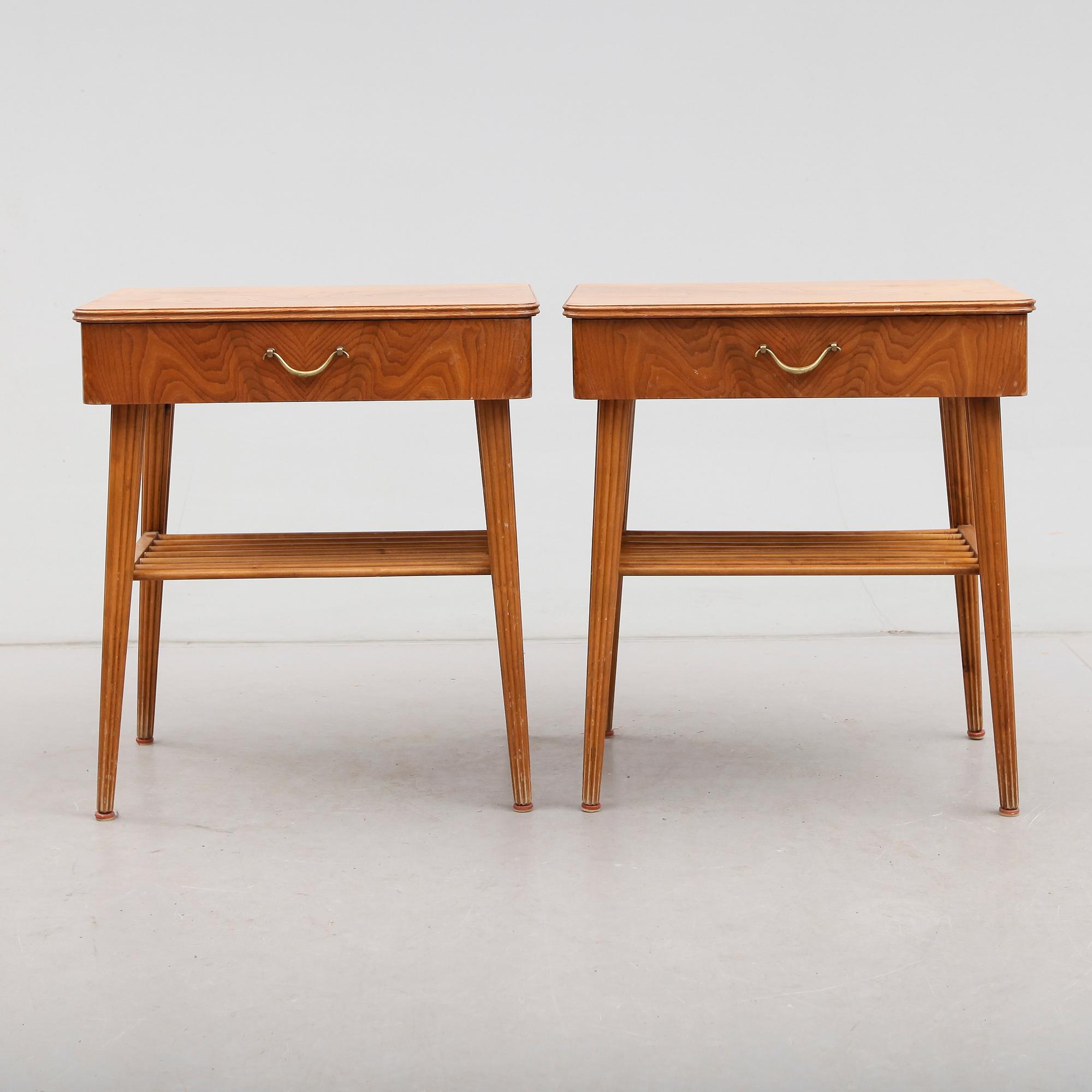 SÄNGBORD, 1 par, 1900-talets mitt.
