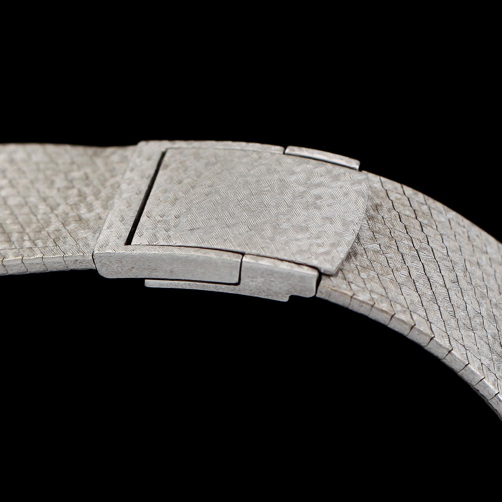 ARMBANDSUR, 18K vitguld med biljantslipade diamanter, Omega. Total vikt ca 55 g.