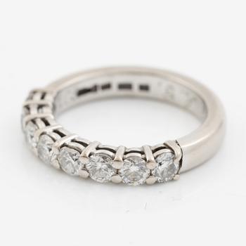 Ring, alliansring, 18K vitguld med briljantslipade diamanter.