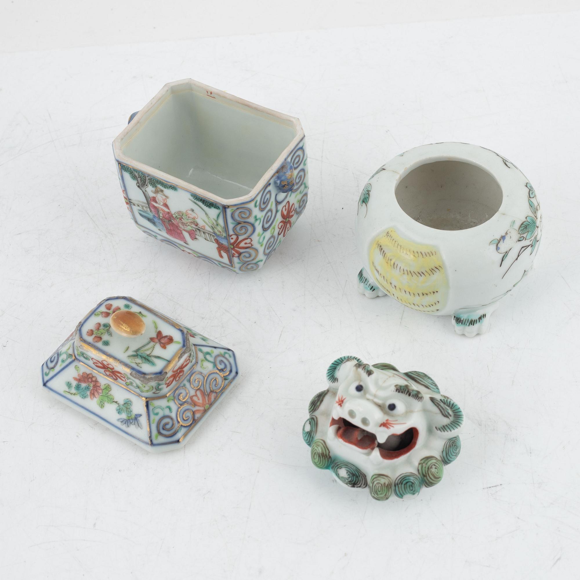 Two Chinese porcelain boxes with cover, 19th/20th century.