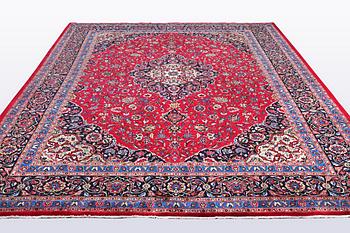 A carpet, Kashan, ca 395 x 295 cm.