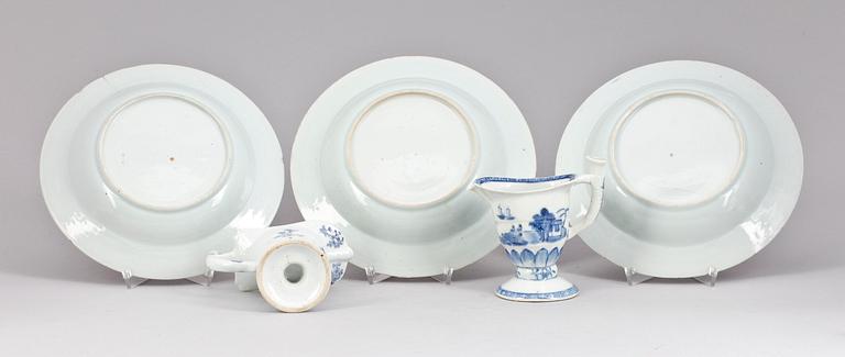 GRÄDDKANNOR 2 st SAMT TALLRIKAR 3 st, porslin, Jiaqing, Kina tidigt 1800-tal.