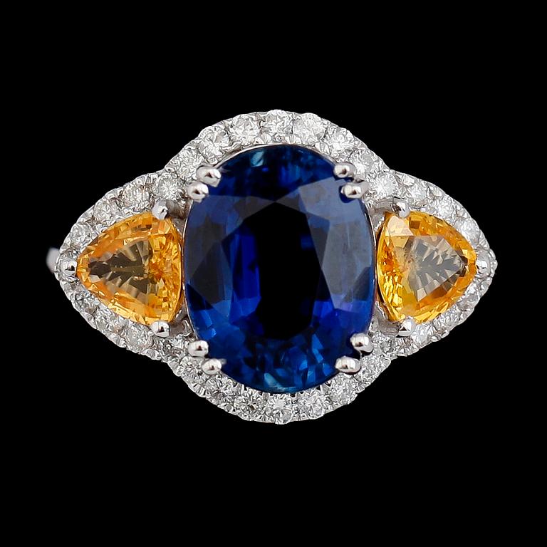 RING, 18 k vitguld, blå kyanit ca 4.78 ct, gula safirer tot ca 1.12 ct, och briljanter tot ca 0.35 ct.