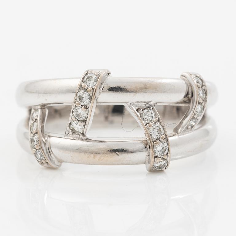 Engelbert a ring 18K white gold with round brilliant-cut diamonds.