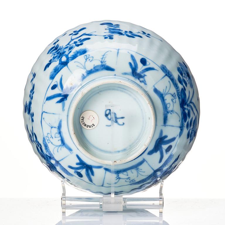 A blue and white bowl, Qing dynasty, Kangxi (1662-1722).