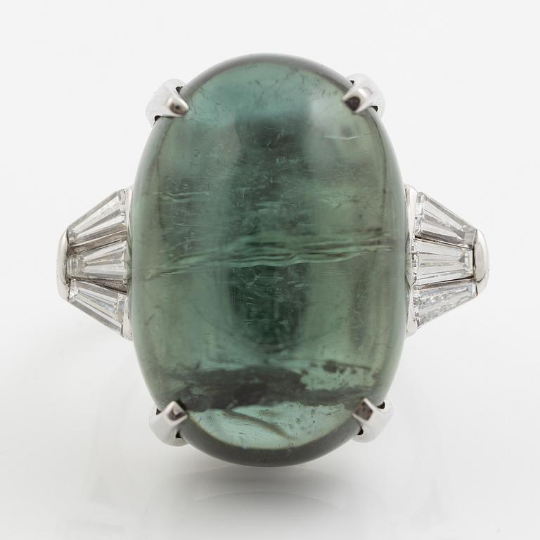 Ring, cocktail ring, 18K white gold with a large cabochon-cut green tourmaline and trapeze-cut diamonds.
