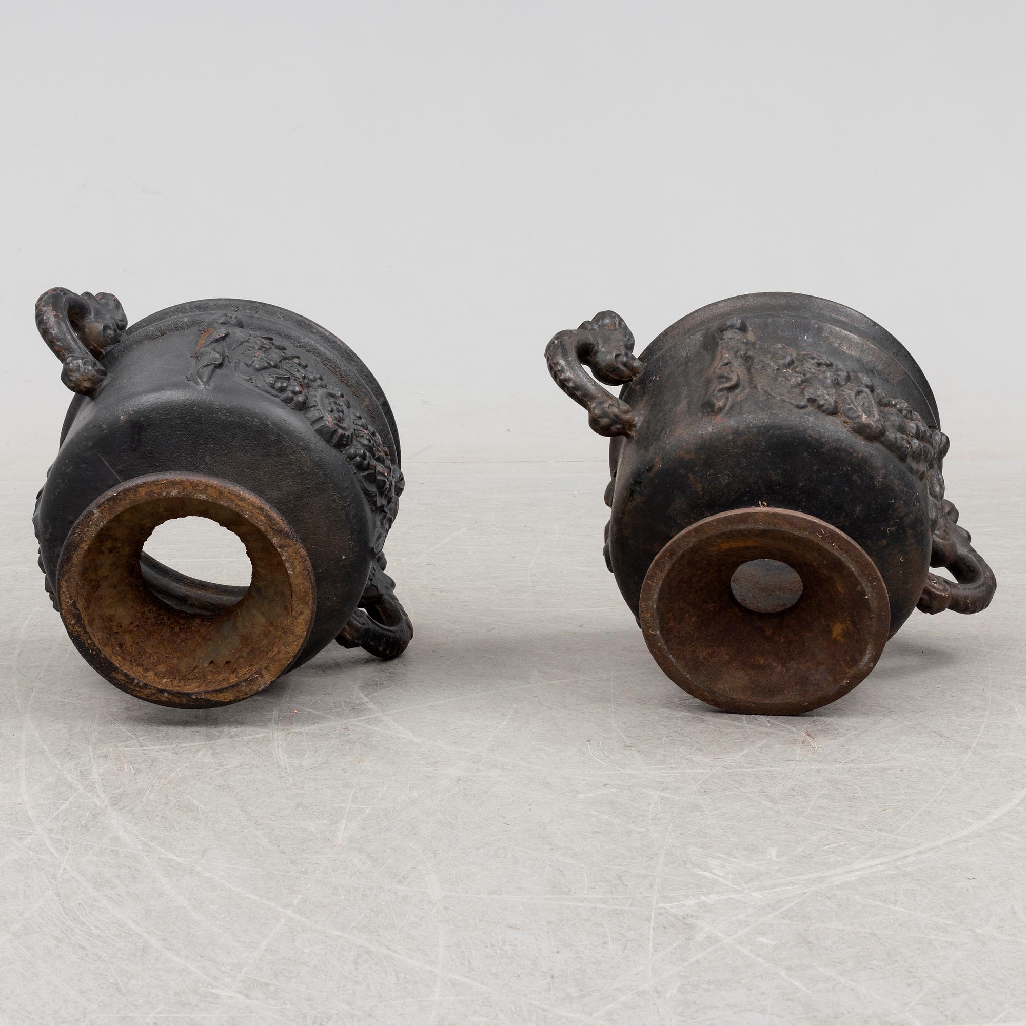 TRÄDGÅRDSURNOR, ett par, gjutjärn, Stafsjö bruk, 1900-tal.