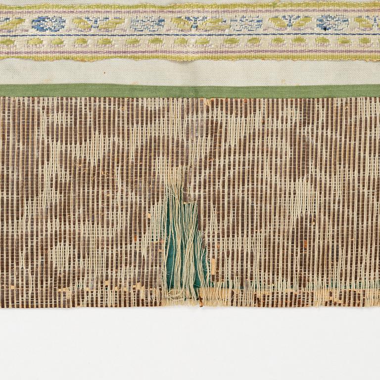A silk embroidery, Qing dynasty, circa 1900.