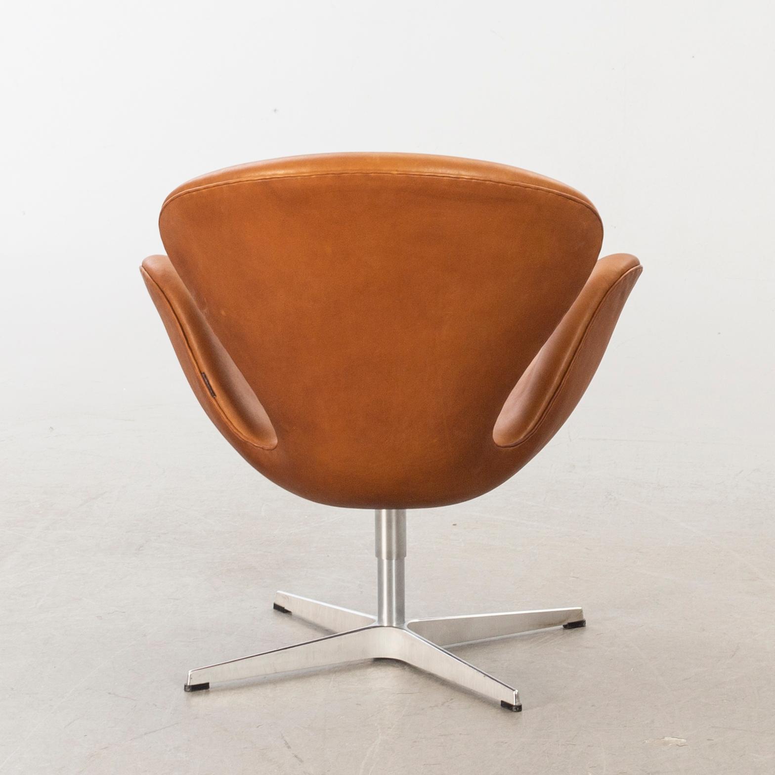 ARNE JACOBSEN, A swan lounge chair for Fritz Hansen, 2017.