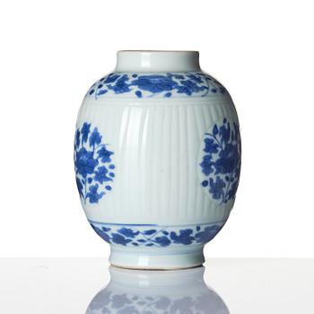A blue and white tea caddy, Qing dynasty, Kangxi (1662-1722).