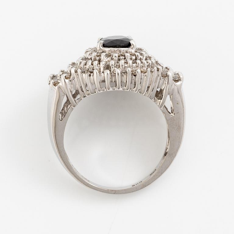 Ring, 14K vitguld med mörk safir och briljantslipade diamanter.