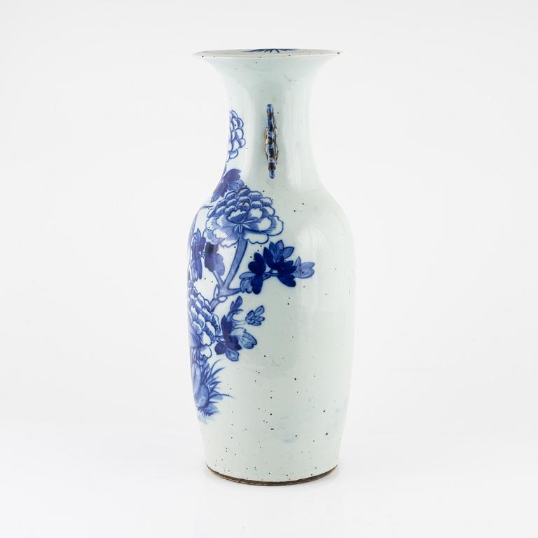 A blue and white porcelain vase, China, late Qing dyansty, late 1800's.