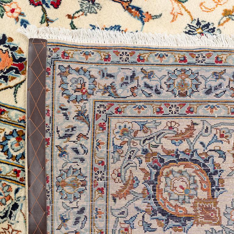 A carpet, Kashan, ca 406 x 305 cm.
