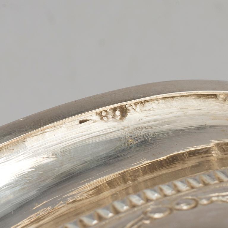 TEKANNA, silver, 1900-talets första hälft. Vikt ca 765 g.