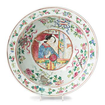 23. A famille rose basin, Qing dynasty, 19th Century.