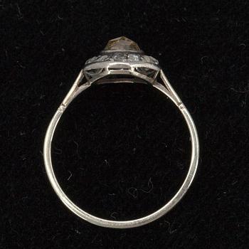 RING, 14K vitguld, 13 st rosenslipade diamanter av vilka mittstenens diam. 5 mm. Vikt 2,3 g.