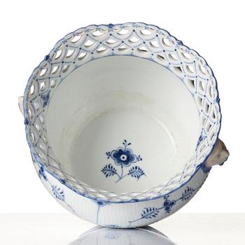 A Royal Copenhagen 'Musselmalet' / 'blue fluted full lace' flower pot, Denmark, 1898-1923.